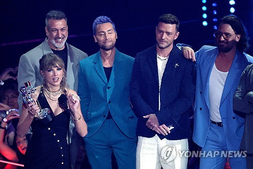 지난 12일 MTV '비디오 뮤직 어워즈'(VMA) 시상식 무대에 오른 엔싱크와 테일러 스위프트. 연합뉴스